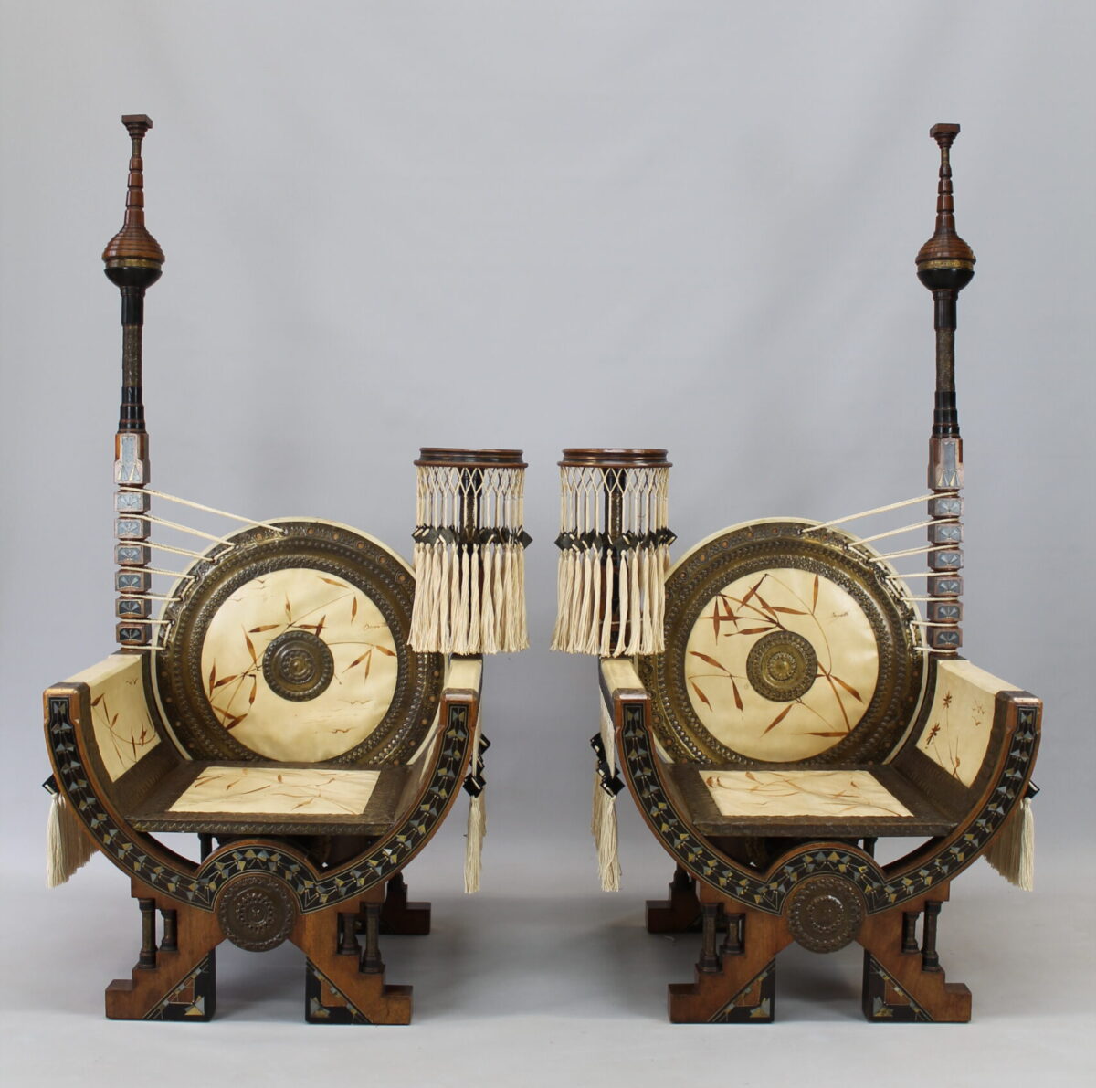 Throne chairs restauratie. Dit is een van Carlo Bugattis zijn meest iconische ontwerpen.